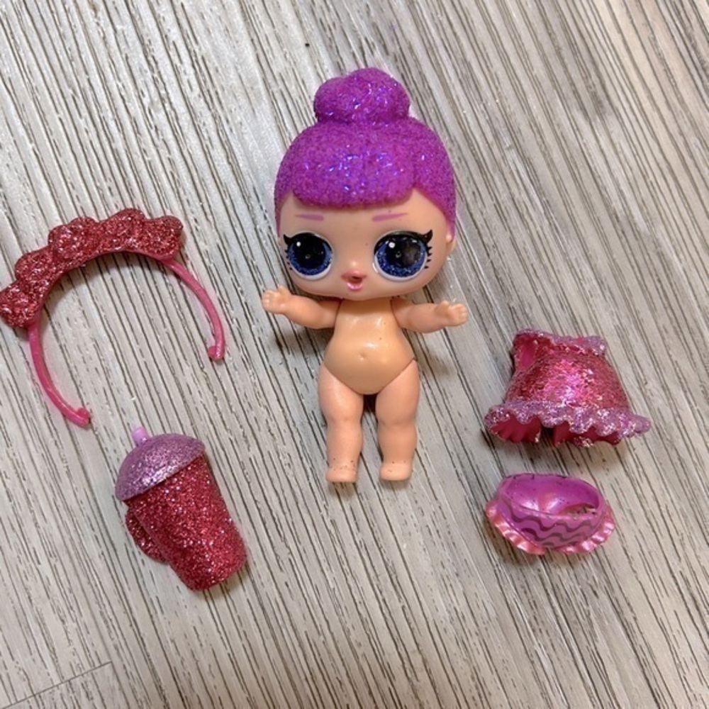 LOL Surprise! Glam Glitter Bling SUGAR Queen Big Sister doll with accessories.